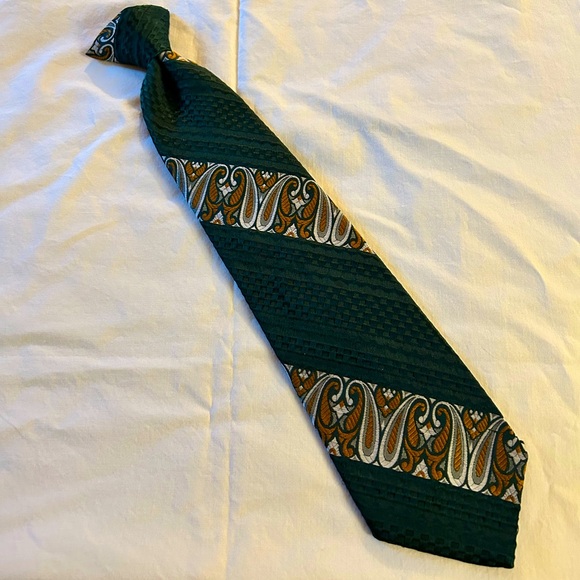 Wembley Other - WEMBLEY VTG 70s Clip-on Elegant Green and Brown Paisley Tie
